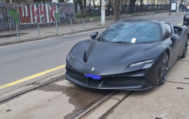Un Ferrari SF90 a fost parcat pe linia de tramvai în București. Șoferul a primit o amendă echivalentă cu 0,040% din prețul mașinii