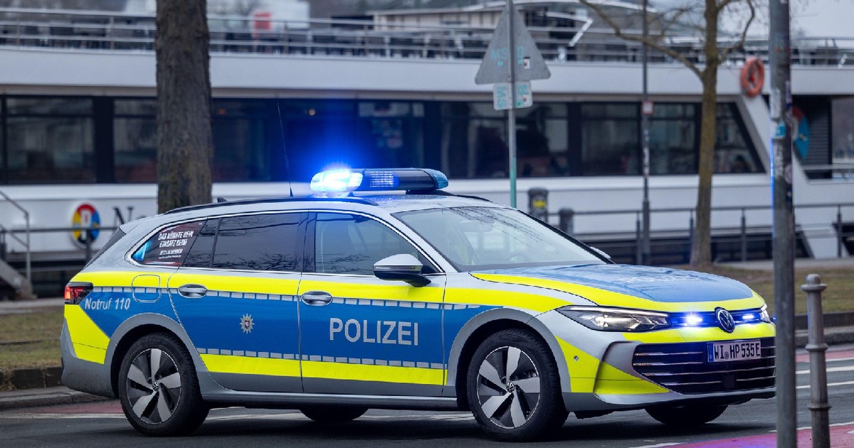 Mașină de poliție germană cu lumini albastre intermitente în serviciu în Frankfurt pe Main, Germania, 31 ianuarie 2026.