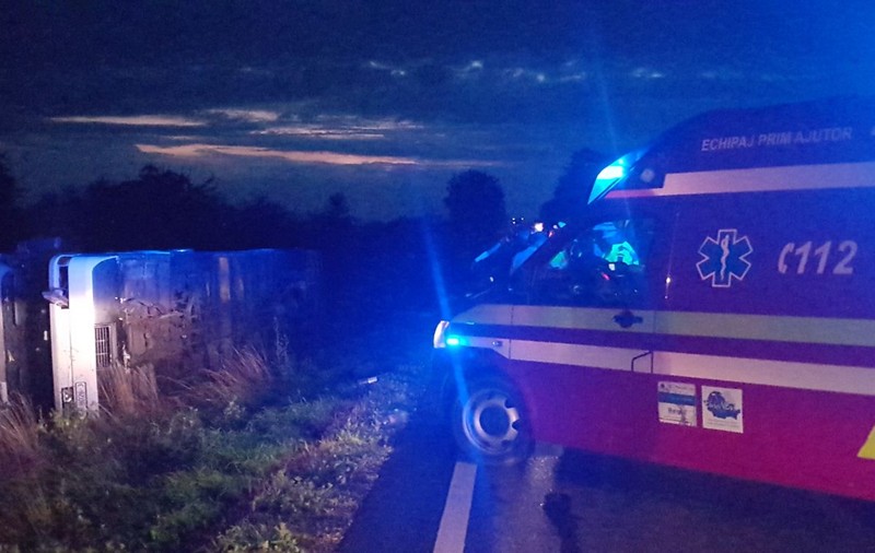 UPDATE/ Un autocar cu copii s-a răsturnat în Suceava. 16 copii şi un adult au fost duşi la spital