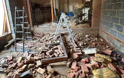 O familie a cheltuit 50.000 de euro ca să-și renoveze casa, dar constructorul a distrus-o și a chemat poliția să-i aresteze