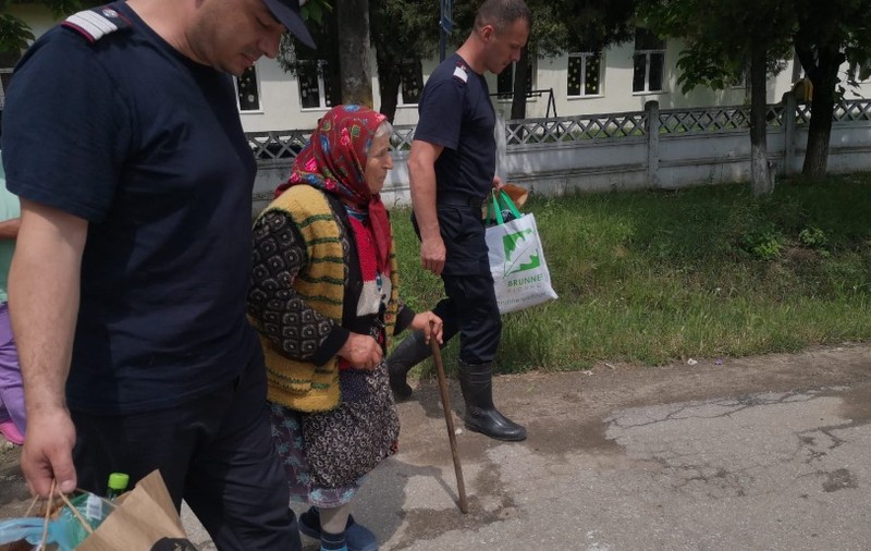 Peste 100 de persoane din trei judeţe, evacuate din cauza inundațiilor. Unde au intervenit pompierii