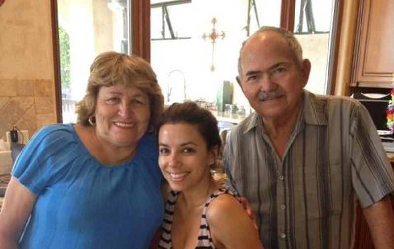 Uite-o pe Eva Longoria nemachiată! Îți place cum arată? FOTO