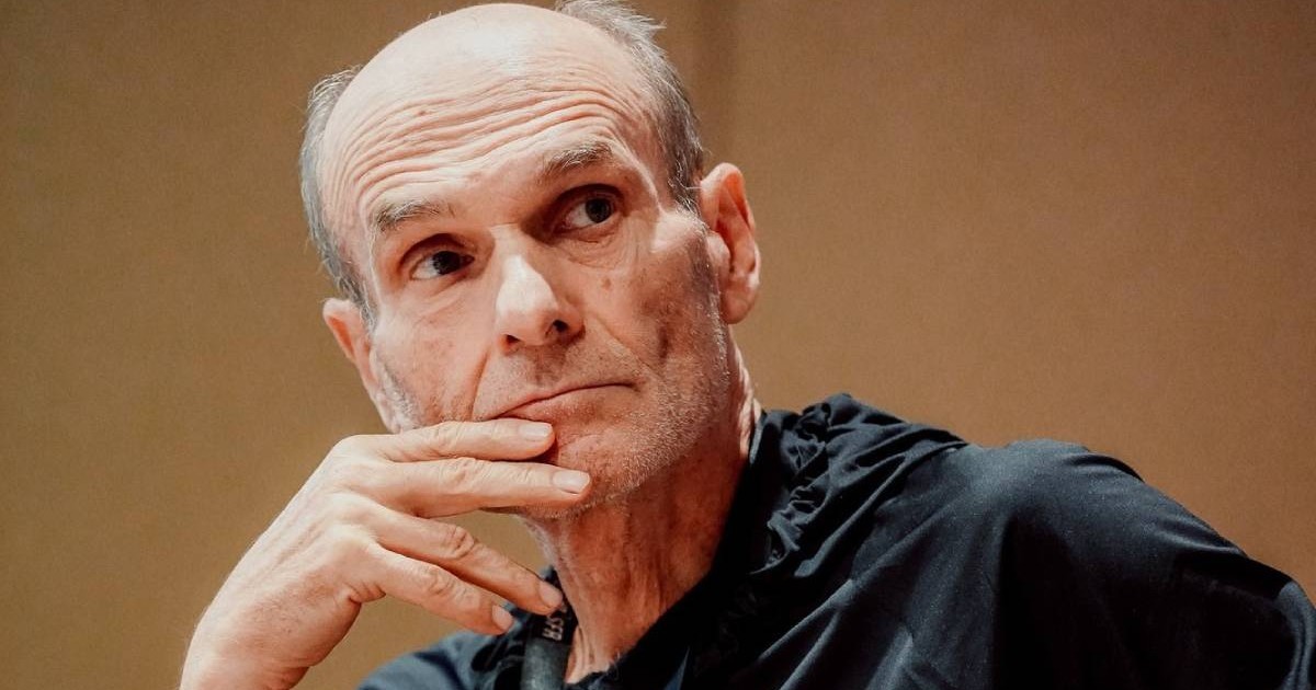 Cristian Tudor Popescu surprins în timp ce își ține mâna la gură