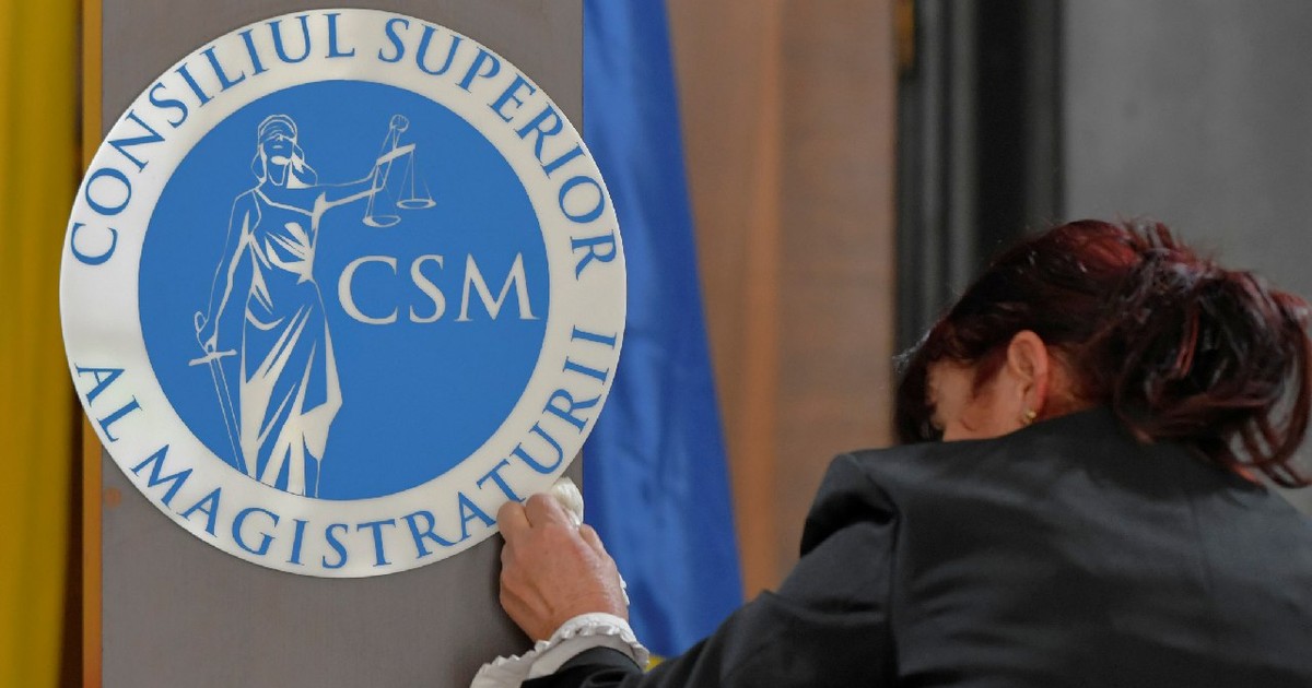 O femeie sterge sigla CSM