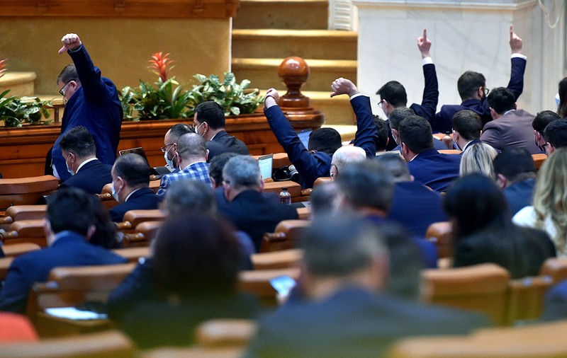 Foștii parlamentari pierd pe linie în procesele pentru recuperarea pensiilor speciale. 251 de spețe, sute de aleși, primele verdicte