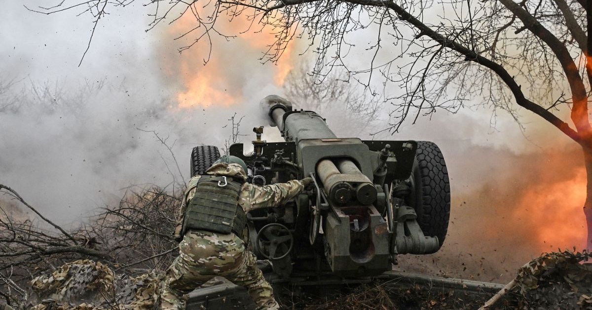 Un soldat rus trage cu un obuzier D-30 spre pozițiile ucrainene din sectorul Volchansk al frontului, noiembrie 2024