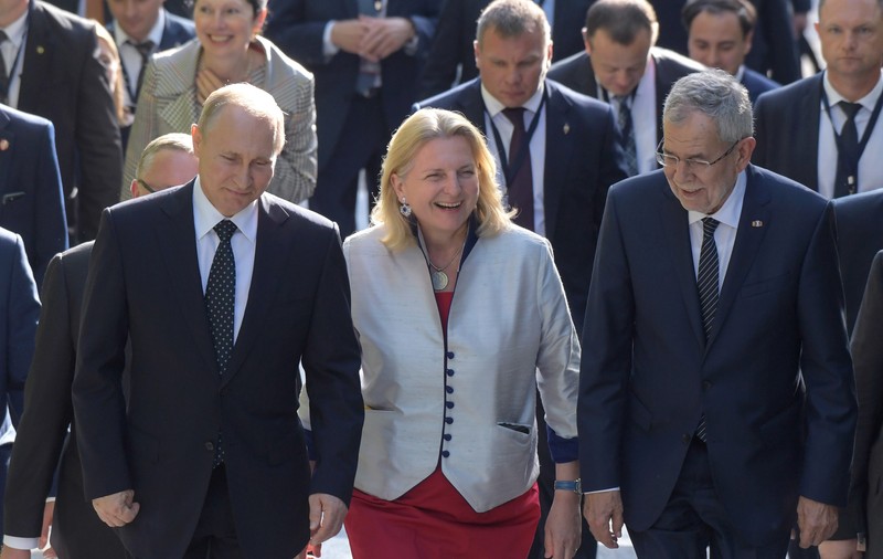 Karin Kneissl, ministrul austriac care a dansat cu Putin la nuntă, își petrece vara într-o casă de vacanță dintr-un sat din Rusia | VIDEO