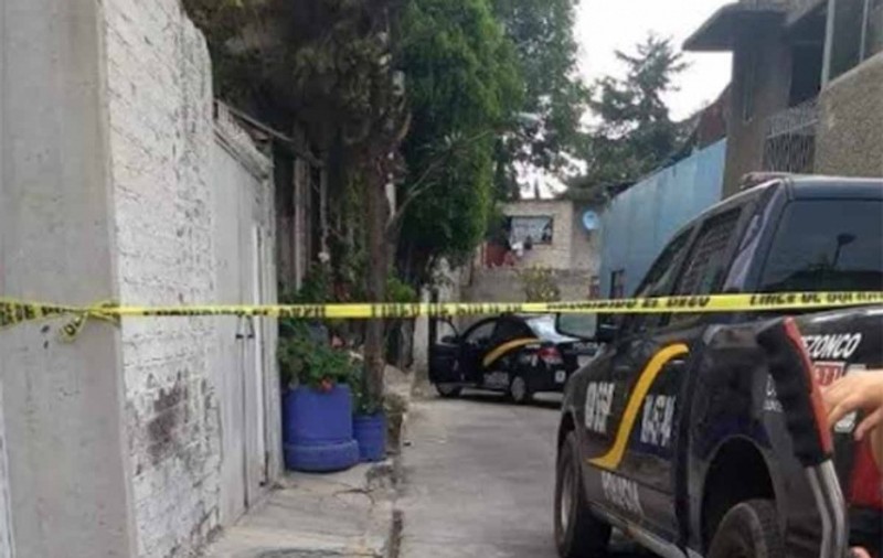 Cadavrul unei femei, găsit pe stradă. Câinii încercau să rupă sacul din plastic în care era