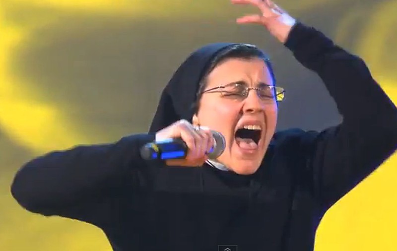 O CĂLUGĂRIŢĂ a făcut SENZAŢIE la VOCEA ITALIEI! A dansat DRĂCEŞTE şi a cântat DUMNEZEIEŞTE melodia ALICIEI KEYS şi a întors toate cele patru scaune! VIDEO