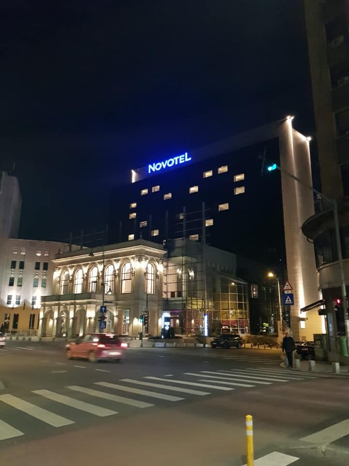 Și Hotelul Novotel a „desenat” o inimă din lumini apronse pe fațada sa