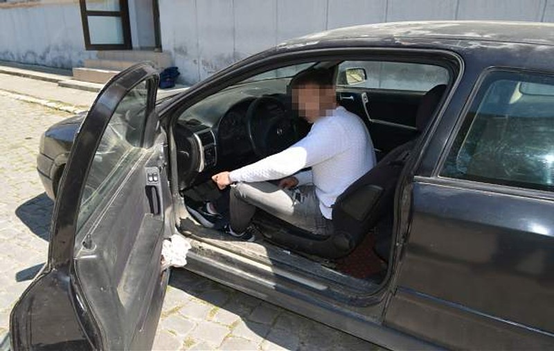 Doi adolescenți din Botoșani au furat mașina cu pomenile unui vecin, cu vin și colivă. Au fost urmăriți de polițiști