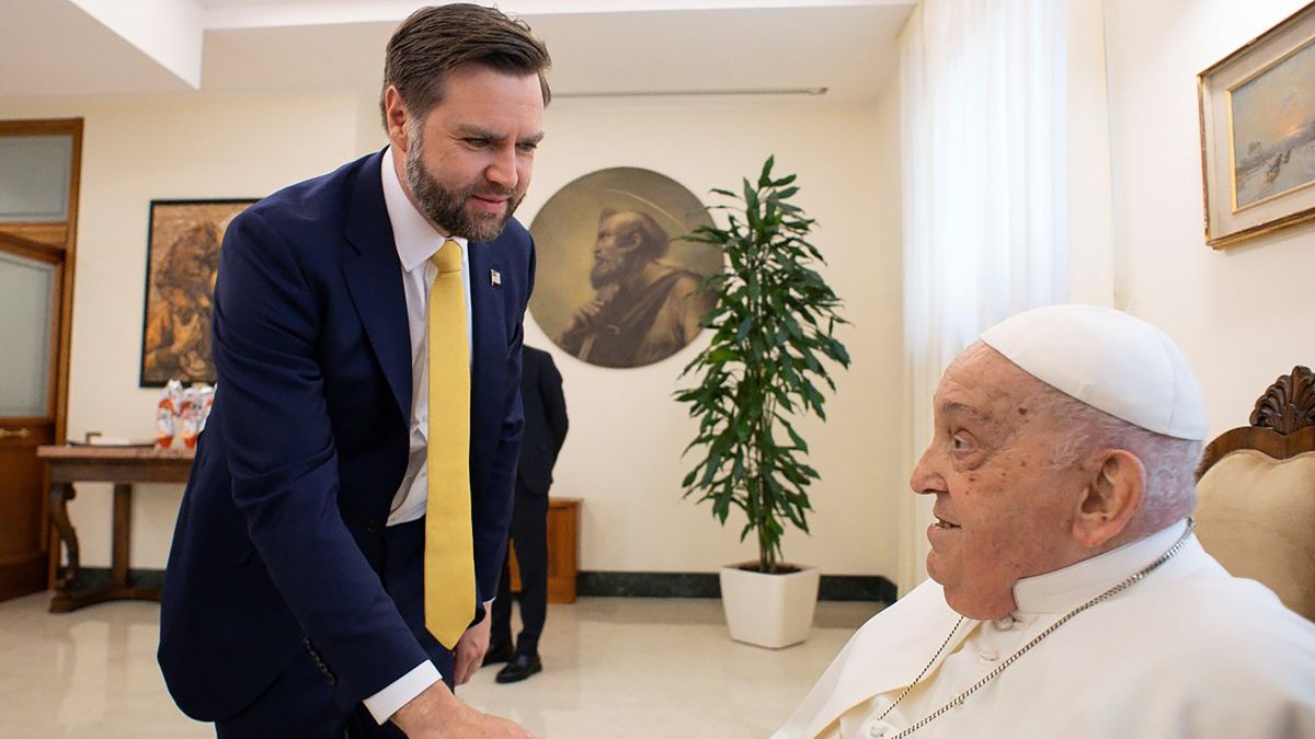 JD Vance, în picioare, dă mâna cu Papa Francisc, aflat într-un cărucior, la Vatican