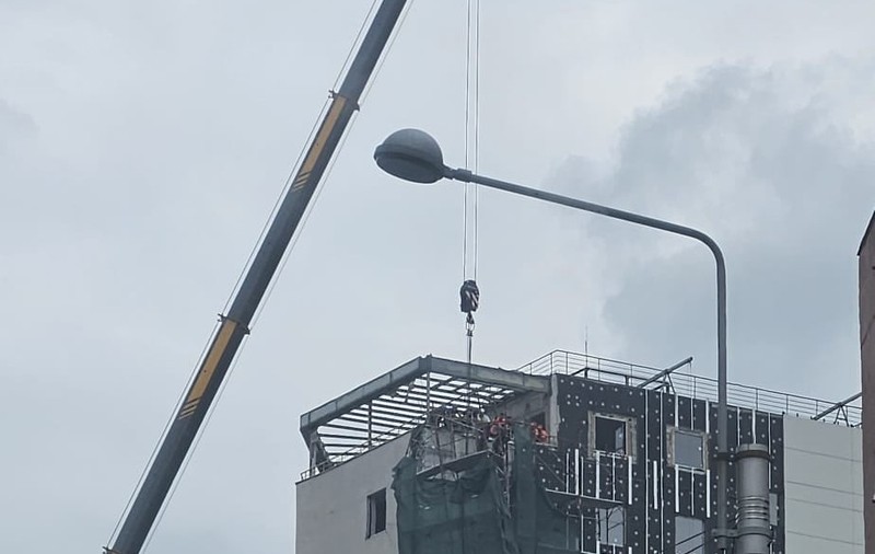 O schelă de pe un bloc turn stă să cadă în centrul Capitalei. Traficul a fost blocat de polițiști VIDEO