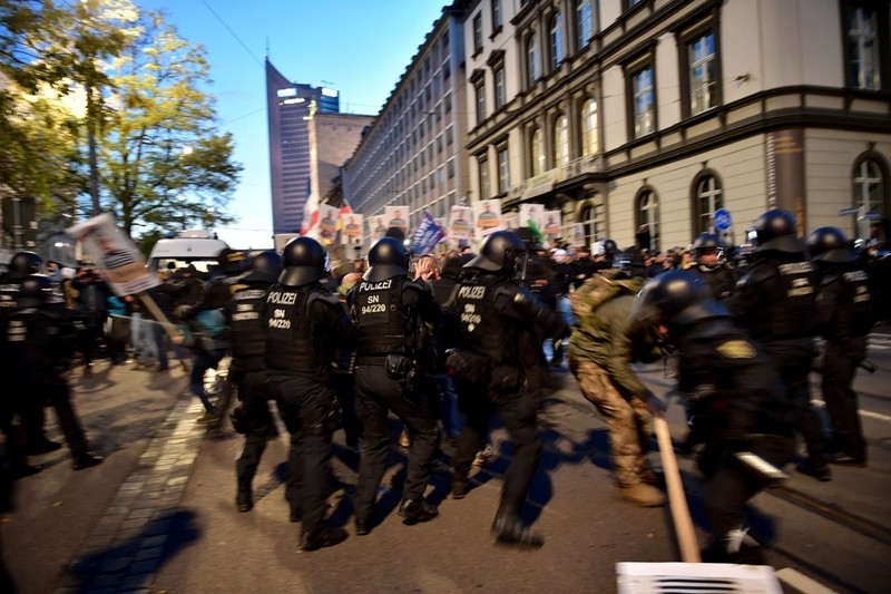Elementele reclacitrante au atacat poliția cu mobilier stradal.
