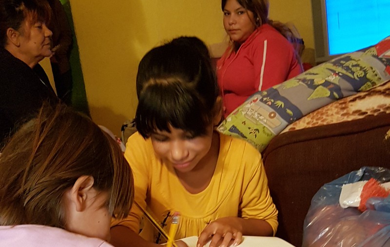 Părăsiți de mamă, cei patru copii trăiesc din pensia bunicii și își fac temele pe un scaun, stând pe două găleți GALERIE FOTO