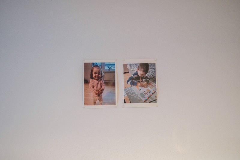 Fotografii cu nepoții lui Costel Boghiu în casa acestuia din Skagen, Danemarca