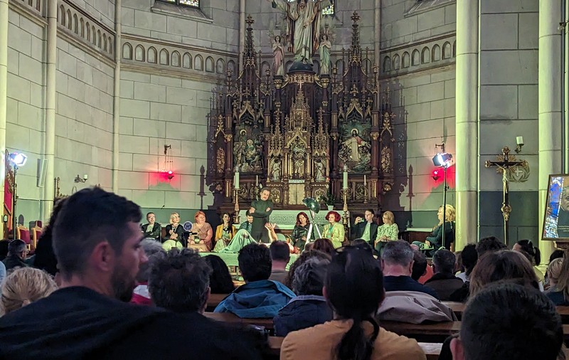 Părintele de la o biserică romano-catolică din Timișoara a acceptat să se joace în lăcaș o piesă de teatru despre dependența la pariuri pe meciurile de fotbal. „Vom merge și în școli”. Ce le-au spus profesorii