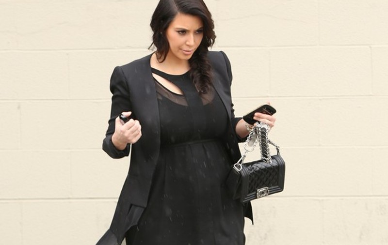 Are milioane în conturi şi o stilistă personală, însă apariţiile ei sunt UN DEZASTRU! Iat-o pe Kim Kardashian cum arată! FOTO