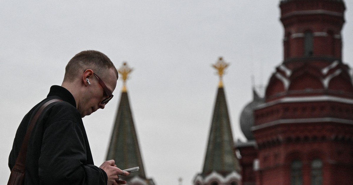 Un bărbat se uită în telefonul său mobil în apropiere de Kremlin. Imagine cu caracter ilustrativ Foto: Profimedia