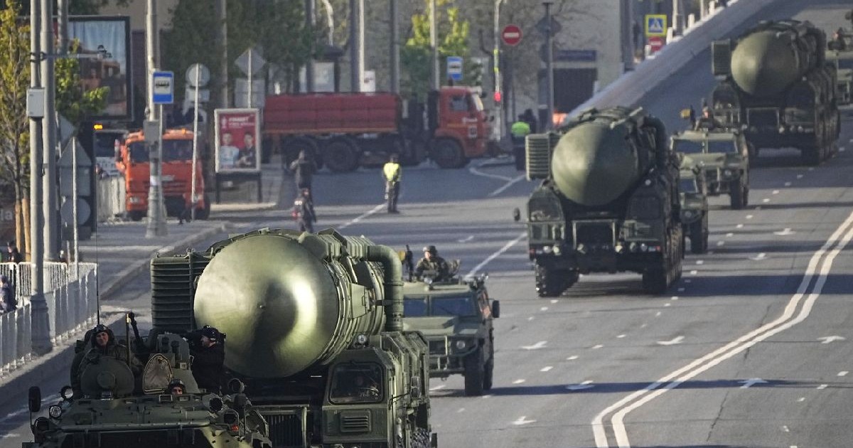 Rachete balistice rusești RS-24 Yars se îndreaptă spre Piața Roșie pentru a participa la o paradă militară de Ziua Victoriei la Moscova, Rusia, marți, 9 mai 2023, marcând cea de-a 78-a aniversare a sfârșitului celui de-al Doilea Război Mondial.