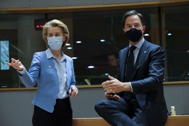 Președintele Comisiei Europene, Ursula von der Leyen, alături de premierul olandez, Mark Rutte, în timpul celei de-a patra zi de discuții a Consiliului European FOTO: Hepta