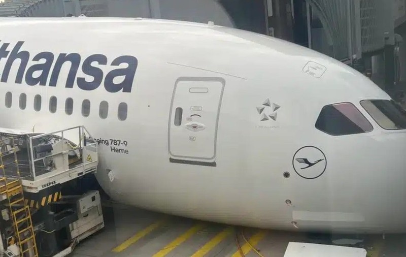 Mai mulți răniți pe aeroportul din Frankfurt după ruperea trenului de aterizare al unui avion, înainte de îmbarcare