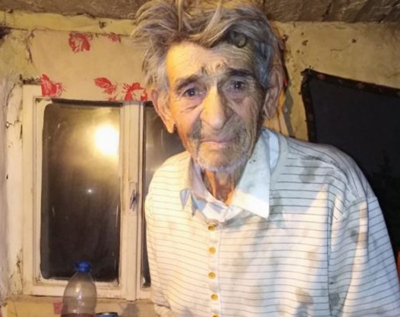 Povestea lui Nea Chipăruş, singur la 84 de ani, deși are 7 copii. Și-a ars dulapul și plapuma să nu moară de frig