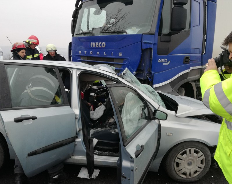 Drama unei familii în prag de Crăciun: tatăl mort, mama și cei trei copii la spital în urma unui accident| GALERIE FOTO