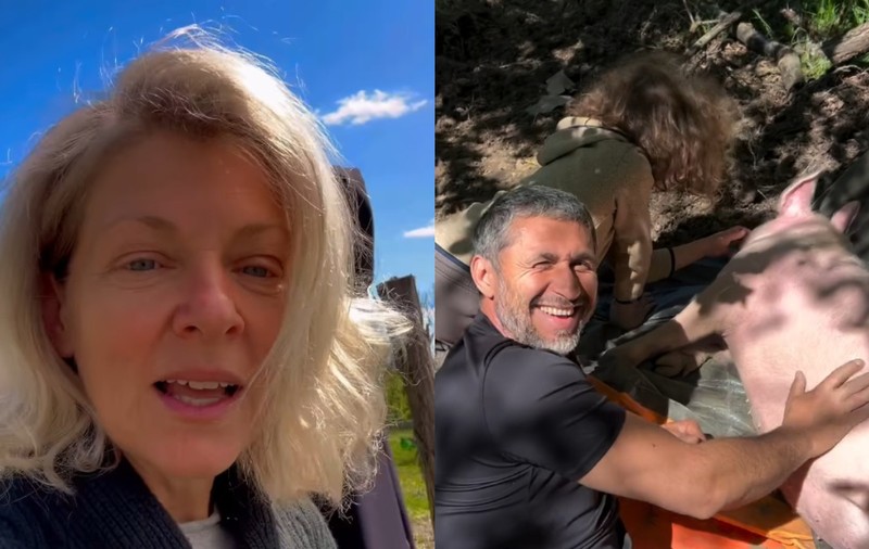 Dragoș Bucur și băiețelul Kadri, surprinși când se joacă cu porcul familiei, în grădina casei. Dana Nălbaru i-a filmat, când a luat o pauză de la sădit răsaduri