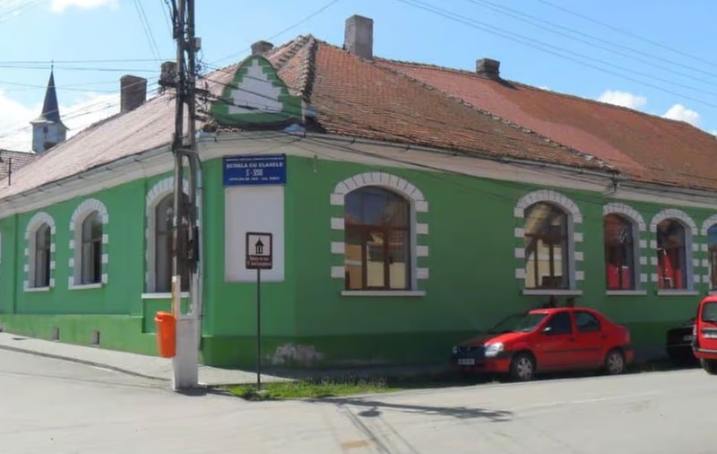 Doi polițiști au lovit mai mulți elevi cu pumnii în burtă și i-au tras de păr în școală, acuză părinții