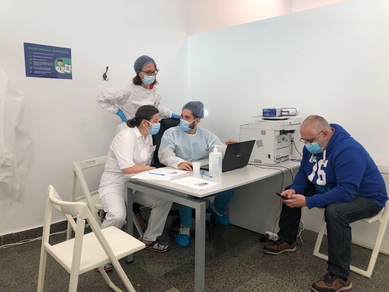 Richard, 52 de ani, s-a săturat să stea între patru pereți și a venit să se vaccineze