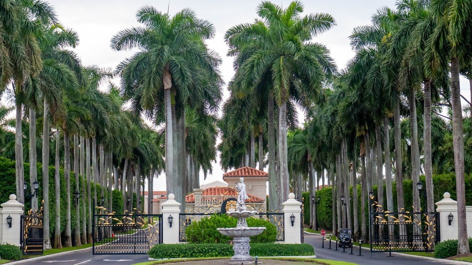 Poarta de acces la Trump International Golf Club din Florida Sursa foto: Profimedia