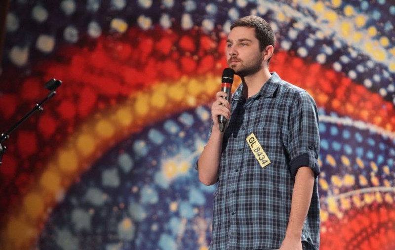 ROMÂNII AU TALENT. Glumele sale AU CONVINS JURIUL. E atât de talentat la stand-up comedy încât a venit la concurs