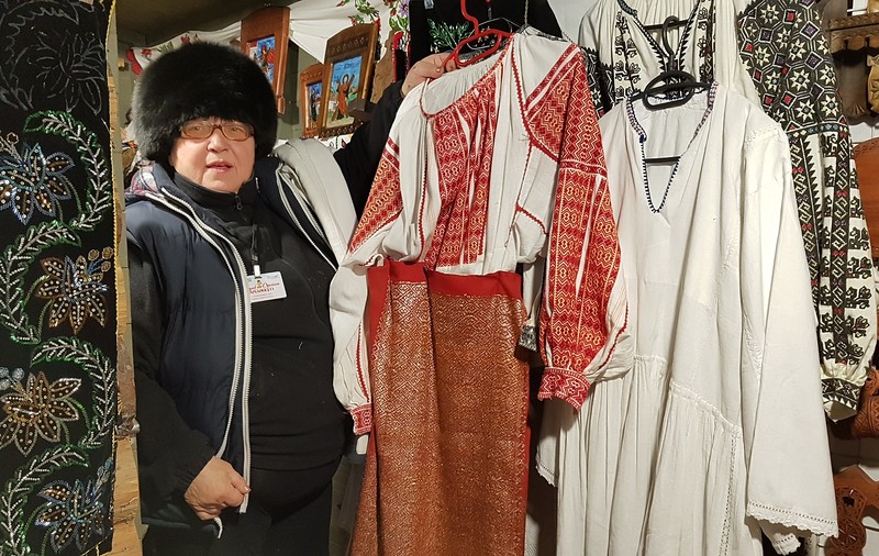 VIDEO| Recondiționează costume populare vechi de aproape 100 de ani. Cât costă o ie tradițională