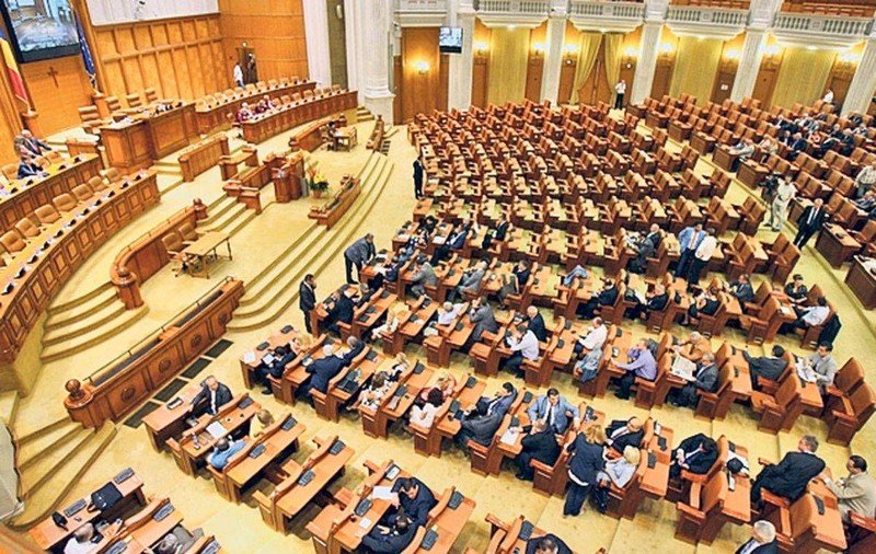 Noii parlamentari, la primul contact cu Casa Poporului. S-au lăsat fotografiați și au completat zeci de declarații. Vechii aleși și-au luat adio de la colegi