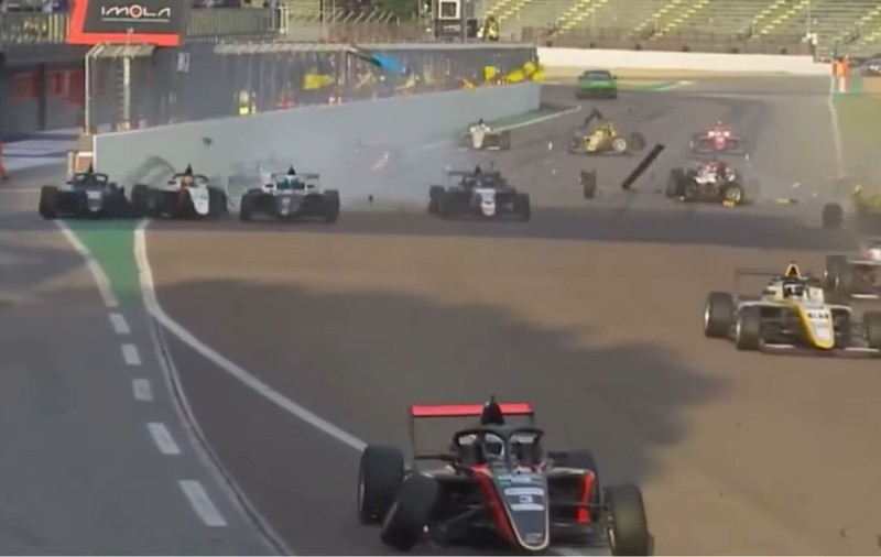 Coliziune masivă în Formula 4 la Imola: 15 mașini implicate într-un carambol la start, cursa oprită