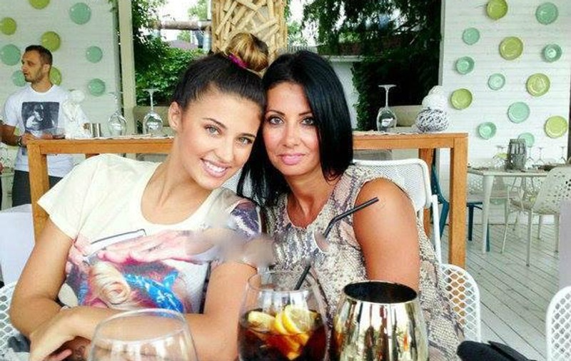 EXCLUSIV | Antonia își promovează susținut mama. Denise Iacobescu, bunicuța blogger-influencer!