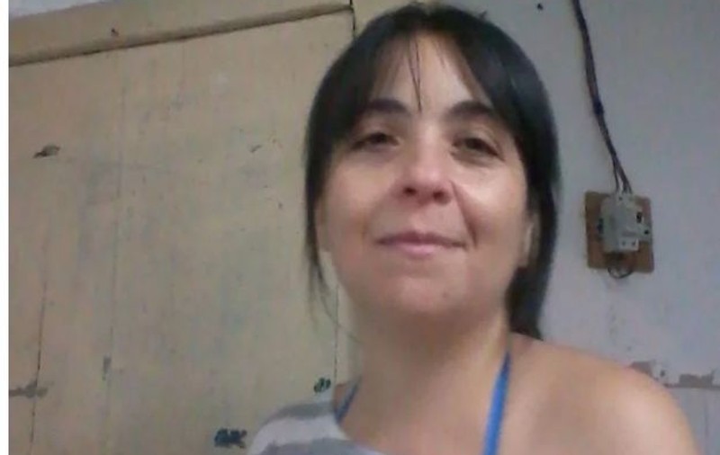 O profesoară de muzică a fost omorâtă de un bărbat pe care l-a chemat să-i repare mașina de spălat. Fiica ei de 4 ani, în stare gravă
