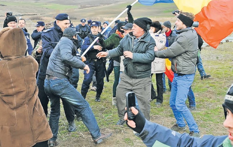 GESTUL LOR VA UIMI ROMÂNIA! Localnicii din Pungeşti AU RECURS LA O MĂSURĂ DISPERATĂ | FOTO