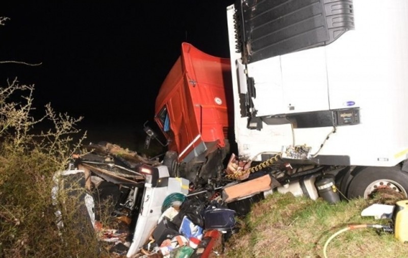 Accident grav in Franţa! 12 oameni au murit, după ce un microbuz a fost lovit de un tir!