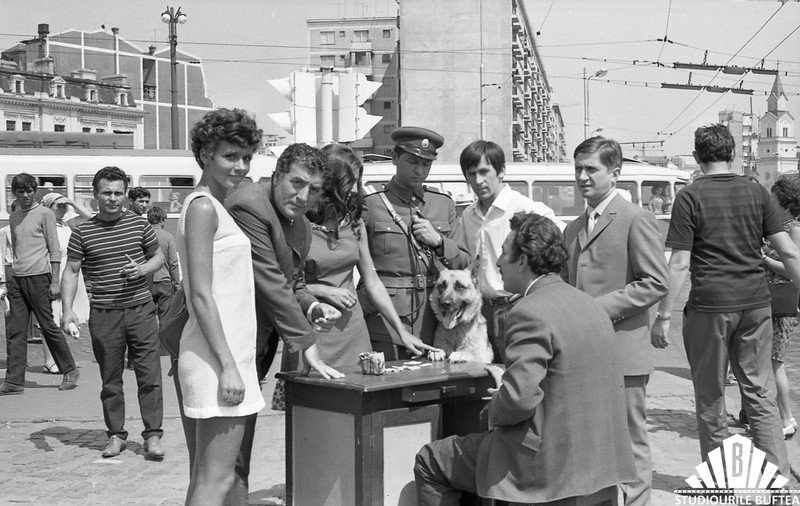 Imagini memorabile de pe platoul filmului „Brigada Diverse” au fost scoase din arhivele studiourilor Buftea