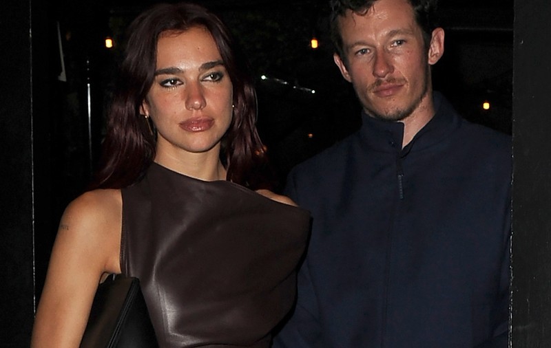 Dua Lipa a fost cerută în căsătorie de Callum Turner. Cântăreața și actorul sunt împreună de un an