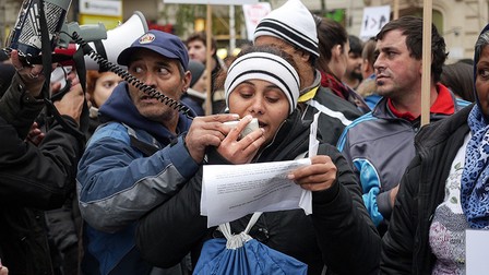 Nicoleta Vișan, protestând în stradă. Foto: Michele Lancione