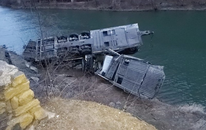 UPDATE | Maşini căutate de scafandri în râul Olt după un accident rutier