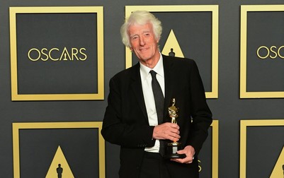 Roger Deakins, în februarie anul trecut, după ce a câștigat premiul Oscar pentru Cea mai bună imagine, cu filmul „1917” | Foto: Profimedia