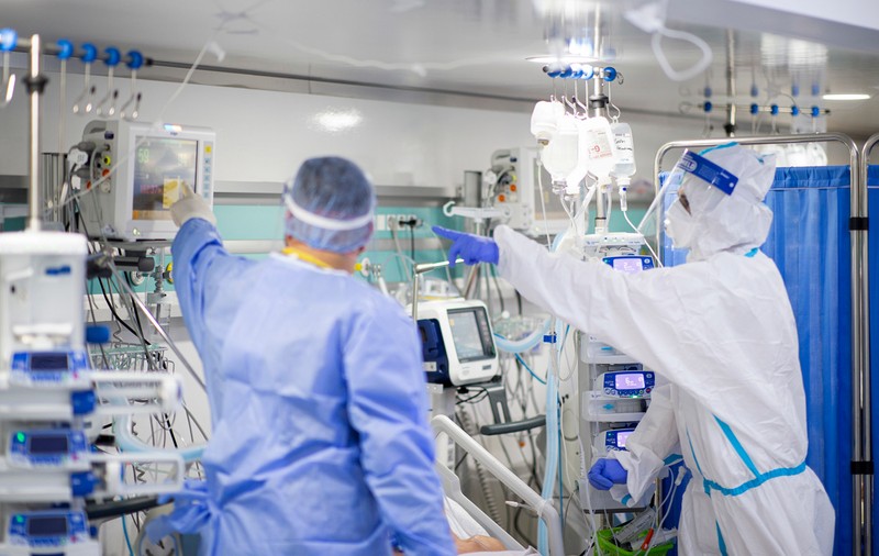 Situație incredibilă în Galați. Un medic și-a petrecut ziua de naștere operând un deținut cu Covid care înghițise o baterie de telecomandă