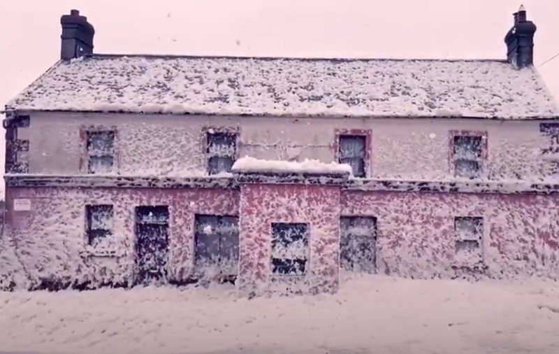 VIDEO | Fenomen neobișnuit în Irlanda. Clădiri acoperite de spuma mării