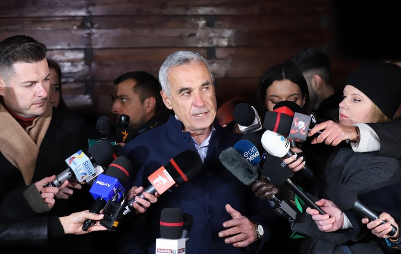 Călin Georgescu a chemat presa la poartă, dar a refuzat să răspundă la întrebări. Jurnaliștii: „Și Vladimir Putin răspunde”