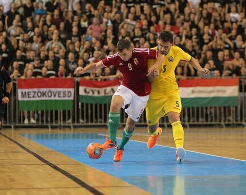 Calificare furată cu cronometrul. Selecționata de futsal a României a ratat prezența la Euro 2015 în ultima secundă. ^Oficial, ultima fază a ungurilor a durat 3 secunde. Cronometrajul efectuat de Sportnews arată că acțiunea a ținut peste 4 secunde! / VIDEO
