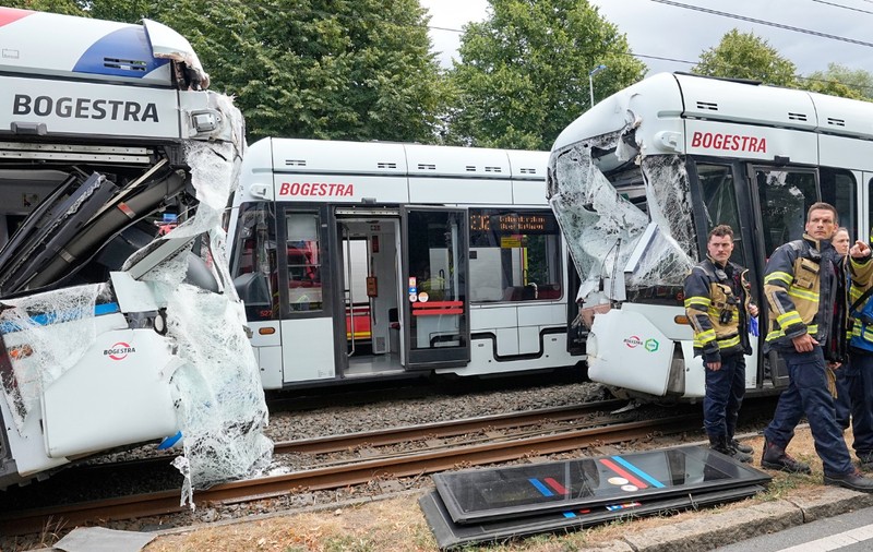 Două tramvaie s-au ciocnit frontal în Germania: 25 de persoane au fost rănite în urma accidentului, iar 10 dintre ele sunt în stare gravă